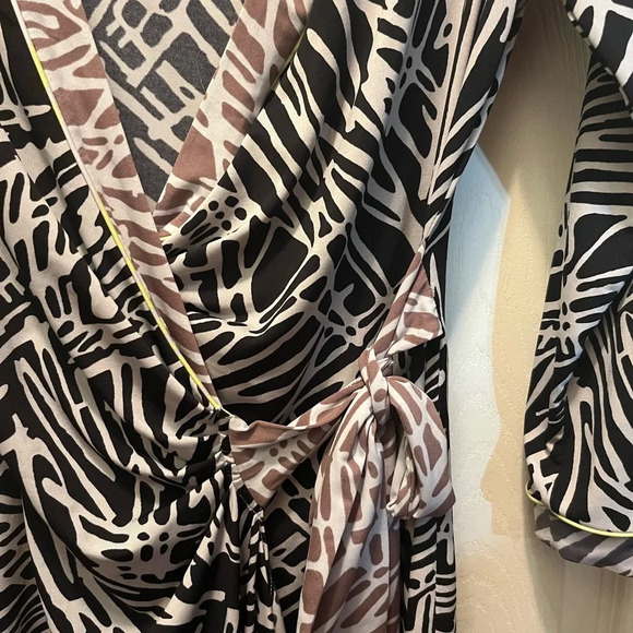 BCBG maxazria black white tan abstract patterned wrap dress long sleeve sm - Picture 5 of 9